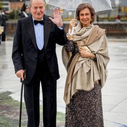 Los Reyes Juan Carlos y Sofía saludan en la cena en honor a los Reyes de Noruega por su 80 cumpleaños