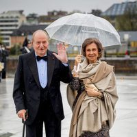 Los Reyes Juan Carlos y Sofía saludan en la cena en honor a los Reyes de Noruega por su 80 cumpleaños