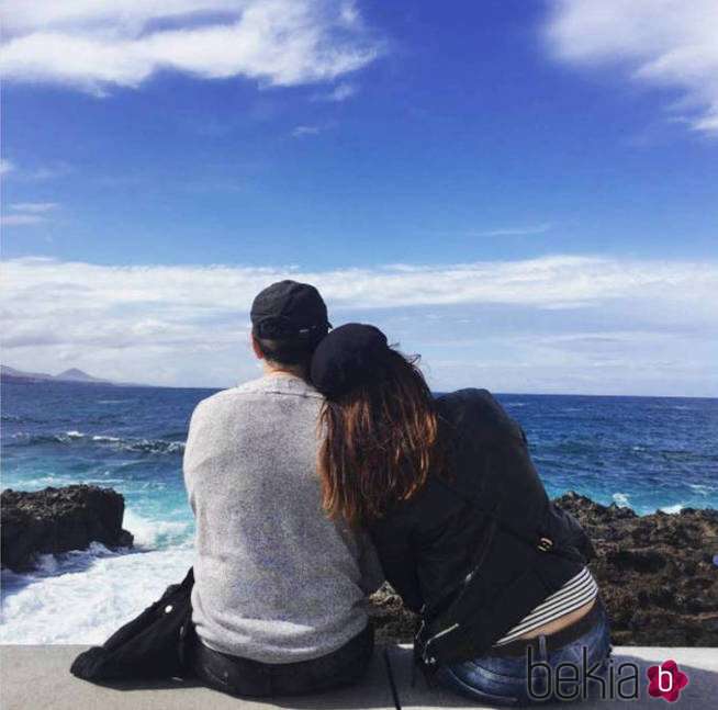 Elia Galera y Álvaro Peire mirando al mar