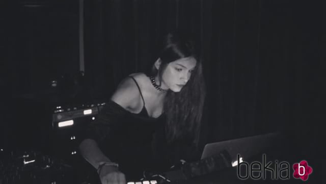 Lucía Rivera dando sus primeros pasos como DJ