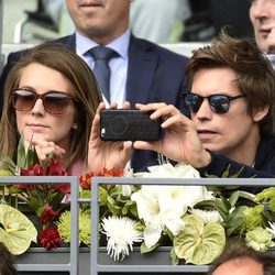 Carlos Baute con su mujer Astrid Klisans en el Open de Madrid 2017 haciendo una foto