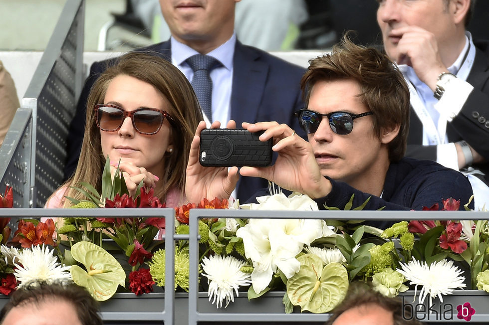 Carlos Baute con su mujer Astrid Klisans en el Open de Madrid 2017 haciendo una foto