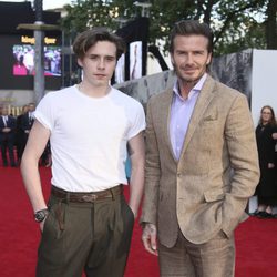 Beckham y su hijo Brooklyn en la premiere de 'Rey Arturo: La leyenda de Excalibur'