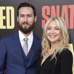 Kate Hudson y Danny Fujikawa en la premiere de 'Snatched' en Los Ángeles