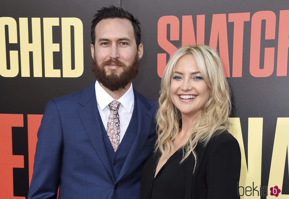 Kate Hudson y Danny Fujikawa en la premiere de 'Snatched' en Los Ángeles