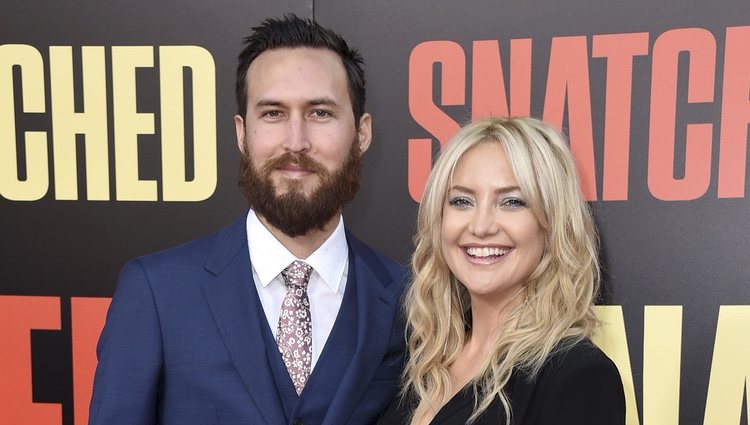 Kate Hudson y Danny Fujikawa en la premiere de 'Snatched' en Los Ángeles