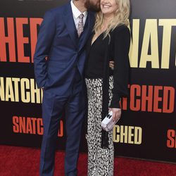 Danny Fujikawa besando a Kate Hudson en la premiere de 'Snatched' en Los Ángeles