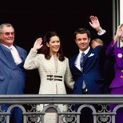 Federico de Dinamarca y Mary Donaldson junto a Margarita y Enrique de Dinamarca en el anuncio de su compromiso