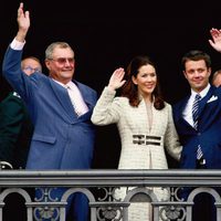 Federico de Dinamarca y Mary Donaldson junto a Margarita y Enrique de Dinamarca en el anuncio de su compromiso