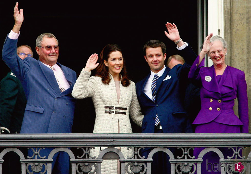 Federico de Dinamarca y Mary Donaldson junto a Margarita y Enrique de Dinamarca en el anuncio de su compromiso