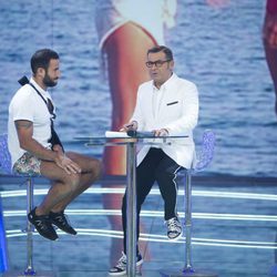 Eliad Cohen con Jorge Javier Vázquez en el plató de 'Supervivientes 2017' a su vuelta a España