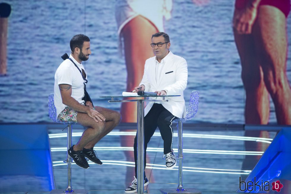 Eliad Cohen con Jorge Javier Vázquez en el plató de 'Supervivientes 2017' a su vuelta a España