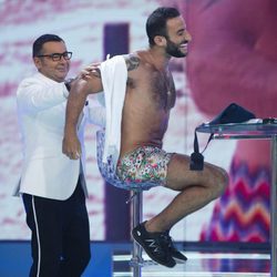 Jorge Javier Vázquez quitando la camisa a Eliad Cohen en el plató de 'Supervivientes 2017'