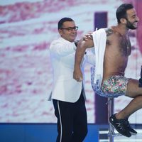 Jorge Javier Vázquez quitando la camisa a Eliad Cohen en el plató de 'Supervivientes 2017'