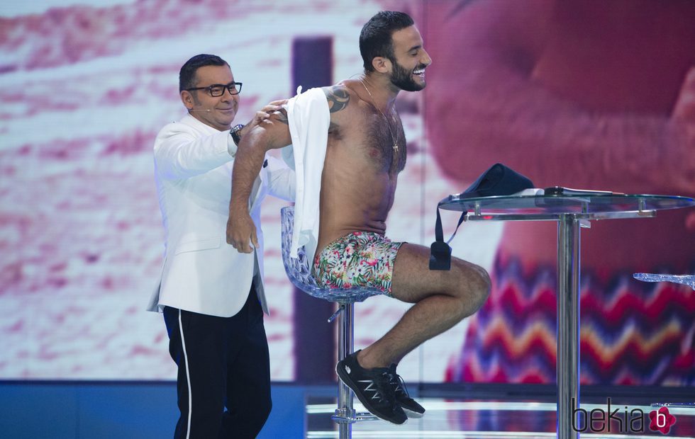 Jorge Javier Vázquez quitando la camisa a Eliad Cohen en el plató de 'Supervivientes 2017'