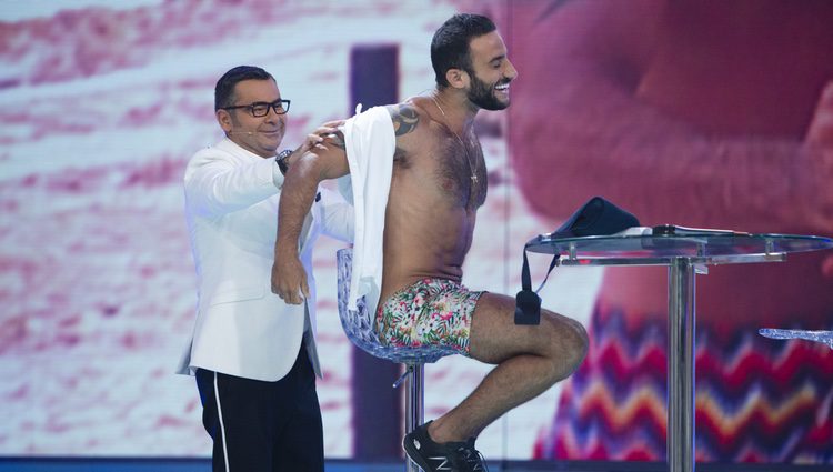 Jorge Javier Vázquez quitando la camisa a Eliad Cohen en el plató de 'Supervivientes 2017'