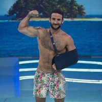 Eliad Cohen posando sin camiseta en el plató de 'Supervivientes 2017'