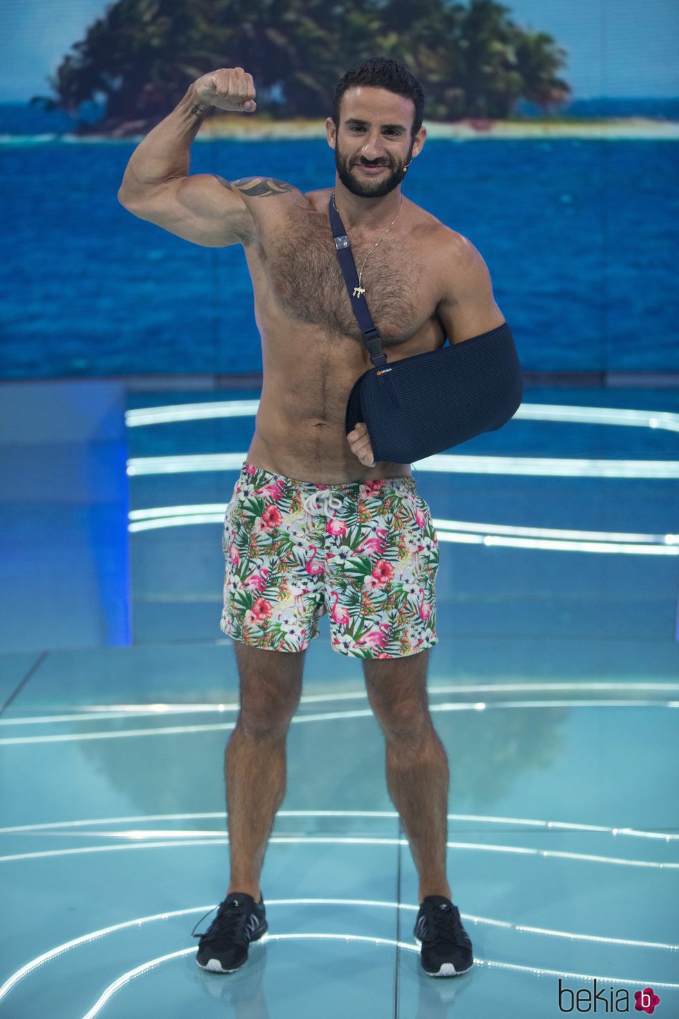 Eliad Cohen posando sin camiseta en el plató de 'Supervivientes 2017'