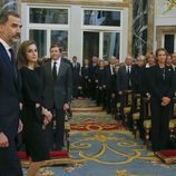 Las Infantas Cristina y Elena mirando a los Reyes Felipe y Letizia a su llegada al funeral de Alicia de Borbón-Parma