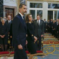 Las Infantas Cristina y Elena mirando a los Reyes Felipe y Letizia a su llegada al funeral de Alicia de Borbón-Parma