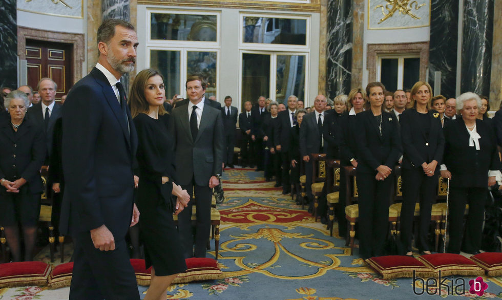 Las Infantas Cristina y Elena mirando a los Reyes Felipe y Letizia a su llegada al funeral de Alicia de Borbón-Parma