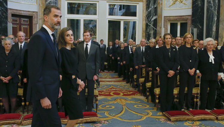 Las Infantas Cristina y Elena mirando a los Reyes Felipe y Letizia a su llegada al funeral de Alicia de Borbón-Parma