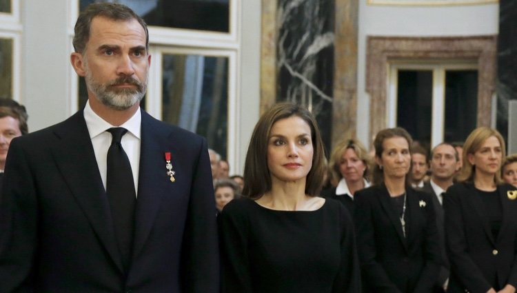 Las Infantas Elena y Cristina y los Reyes Felipe y Letizia en el funeral de Alicia de Borbón-Parma