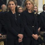 Las Infantas Cristina y Elena en el funeral de Alicia de Borbón-Parma