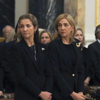 Las Infantas Cristina y Elena en el funeral de Alicia de Borbón-Parma