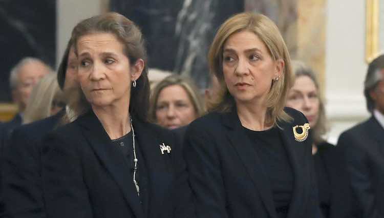 Las Infantas Cristina y Elena en el funeral de Alicia de Borbón-Parma