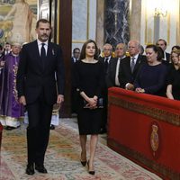 Los Reyes Felipe y Letizia llegando al funeral de Alicia de Borbón-Parma