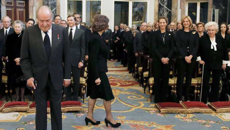 La Reina Sofía saludando a las Infantas a su llegada al funeral de Alicia de Borbón-Parma con el Rey Juan Carlos