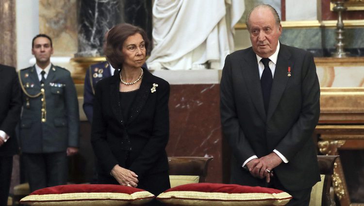 Los Reyes Juan Carlos y Sofía en el funeral de Alicia de Borbón-Parma