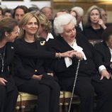 La Infanta Elena muy cariñosa con la Infanta Pilar en presencia de la Infanta Cristina y la Infanta Margarita en el funeral de Alicia de Borbón-Parma