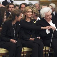 La Infanta Elena muy cariñosa con la Infanta Pilar en presencia de la Infanta Cristina y la Infanta Margarita en el funeral de Alicia de Borbón-Parma