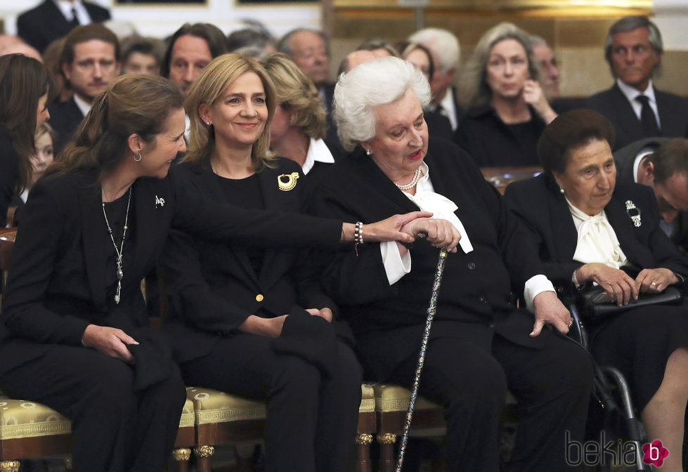 La Infanta Elena muy cariñosa con la Infanta Pilar en presencia de la Infanta Cristina y la Infanta Margarita en el funeral de Alicia de Borbón-Parma