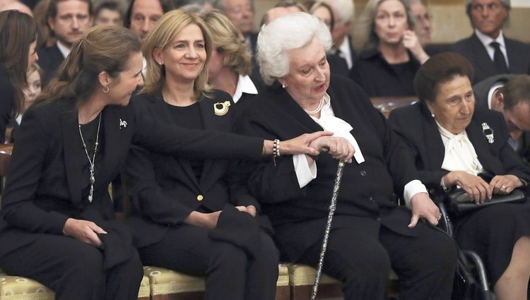 La Infanta Elena muy cariñosa con la Infanta Pilar en presencia de la Infanta Cristina y la Infanta Margarita en el funeral de Alicia de Borbón-Parma