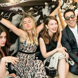 Miguel Ángel Silvestre, María Valverde, Ana de Armas y Adriana Ugarte divirtiéndose en una fiesta de Dior