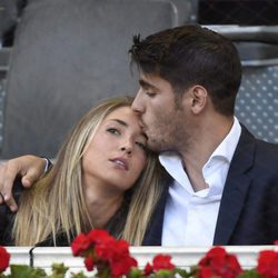 Álvaro Morata dando un beso a Alice Campello en el Open de Madrid 2017