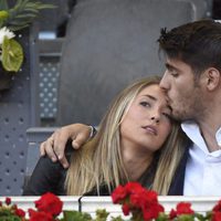 Álvaro Morata dando un beso a Alice Campello en el Open de Madrid 2017