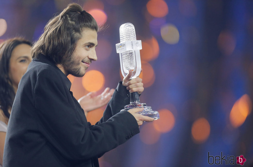 Salvador Sobral con su micrófono de cristal tras ganar el Festival de Eurovisión 2017