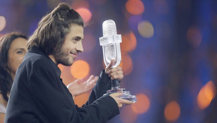 Salvador Sobral con su micrófono de cristal tras ganar el Festival de Eurovisión 2017