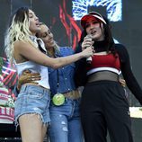 Noah y Miley Cyrus felicitando a su madre en el escenario del Festival Wango Tango 2017