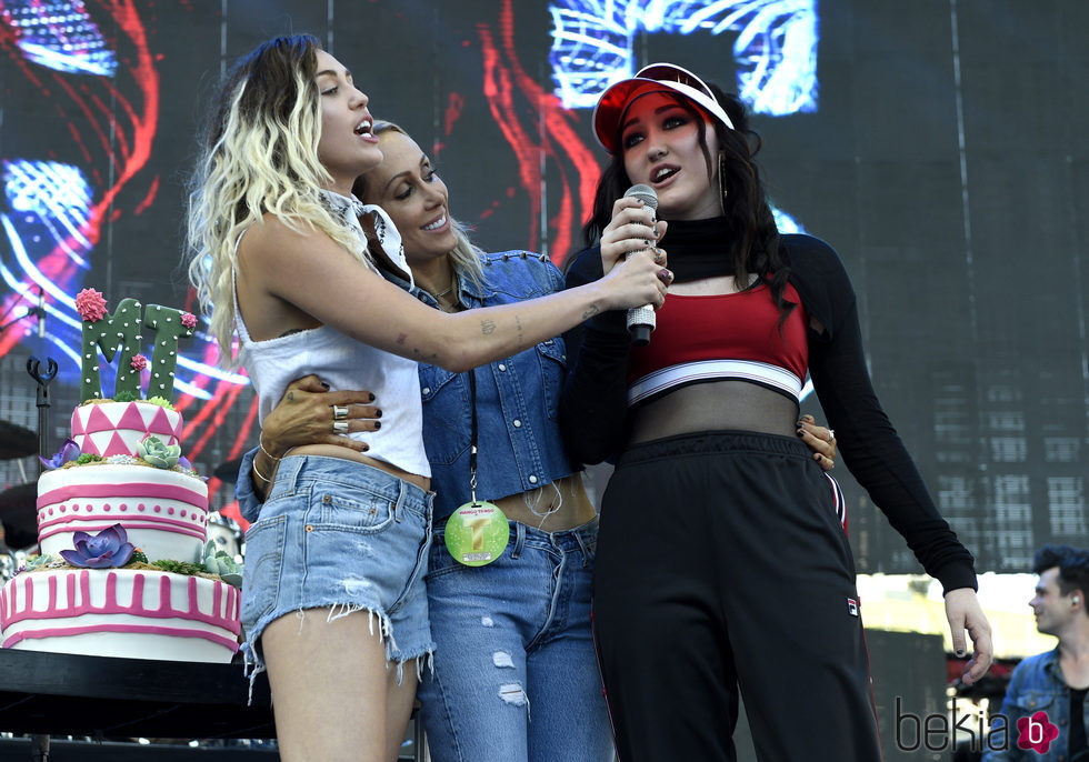 Noah y Miley Cyrus felicitando a su madre en el escenario del Festival Wango Tango 2017