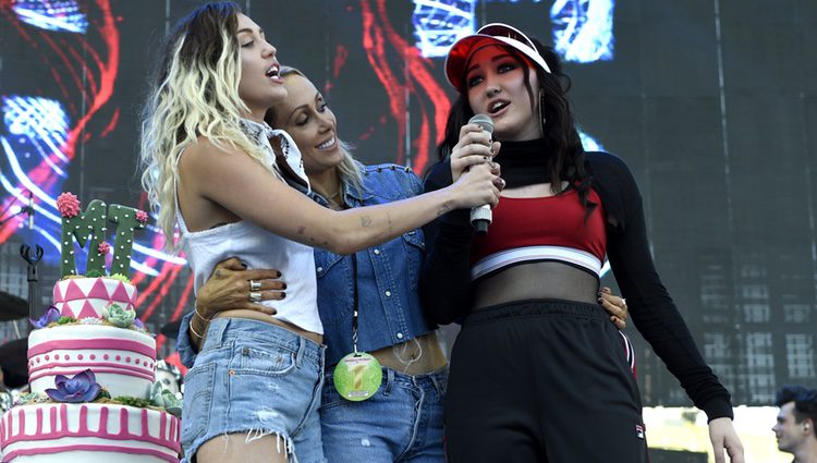 Noah y Miley Cyrus felicitando a su madre en el escenario del Festival Wango Tango 2017