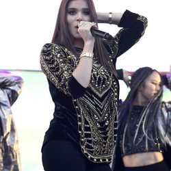 Hailee Steinfeld actuando en el Festival Wango Tango 2017