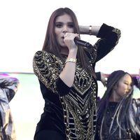 Hailee Steinfeld actuando en el Festival Wango Tango 2017