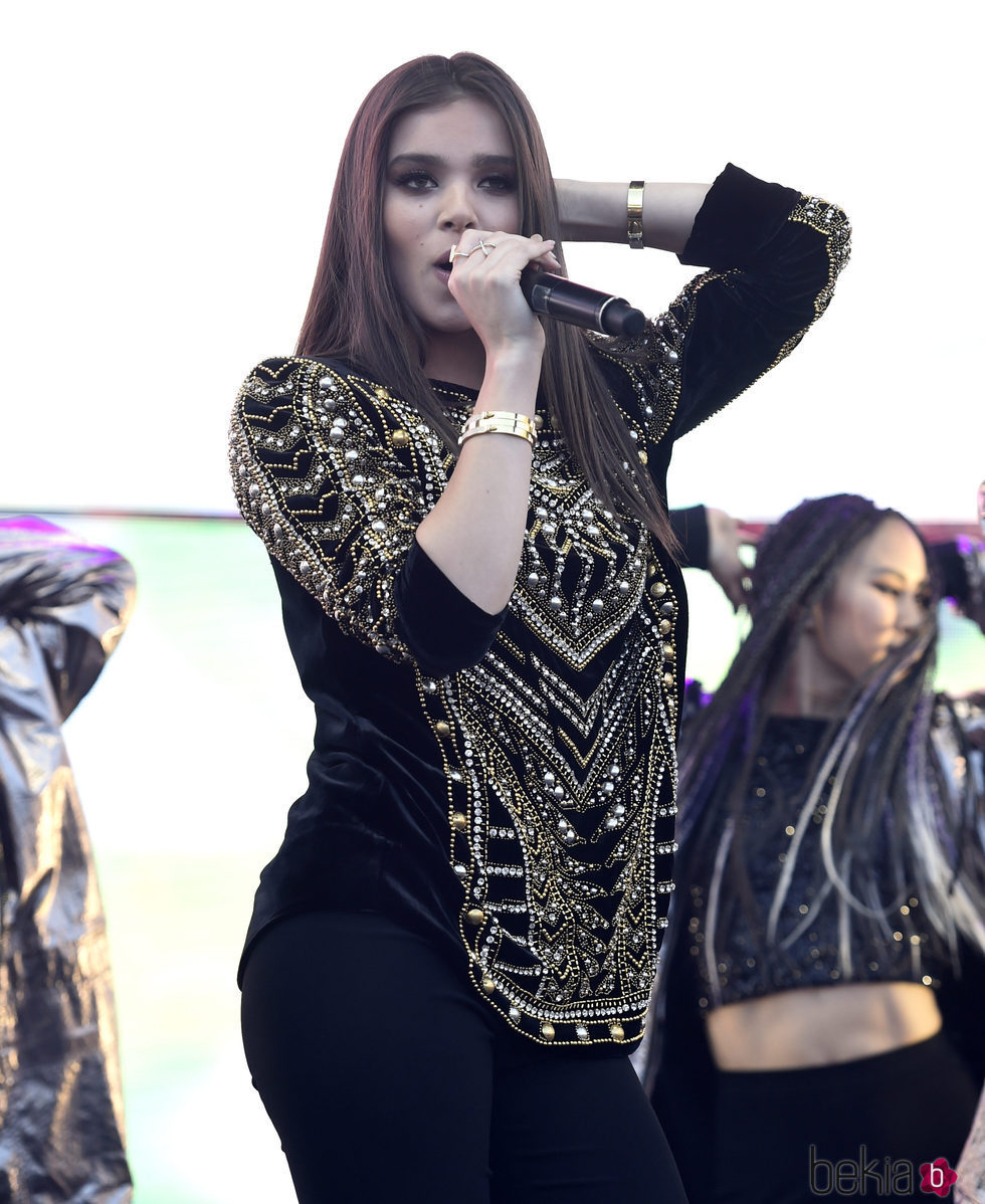 Hailee Steinfeld actuando en el Festival Wango Tango 2017