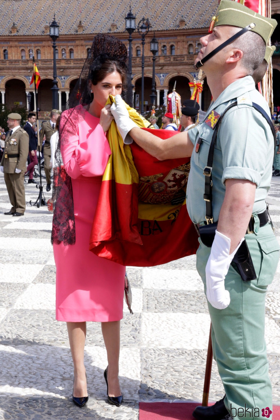 Lourdes Montes jurando bandera en Sevilla