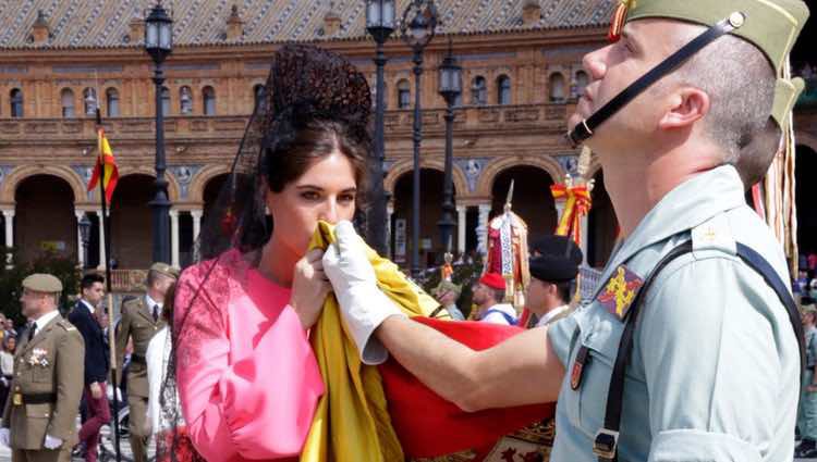 Lourdes Montes jurando bandera en Sevilla